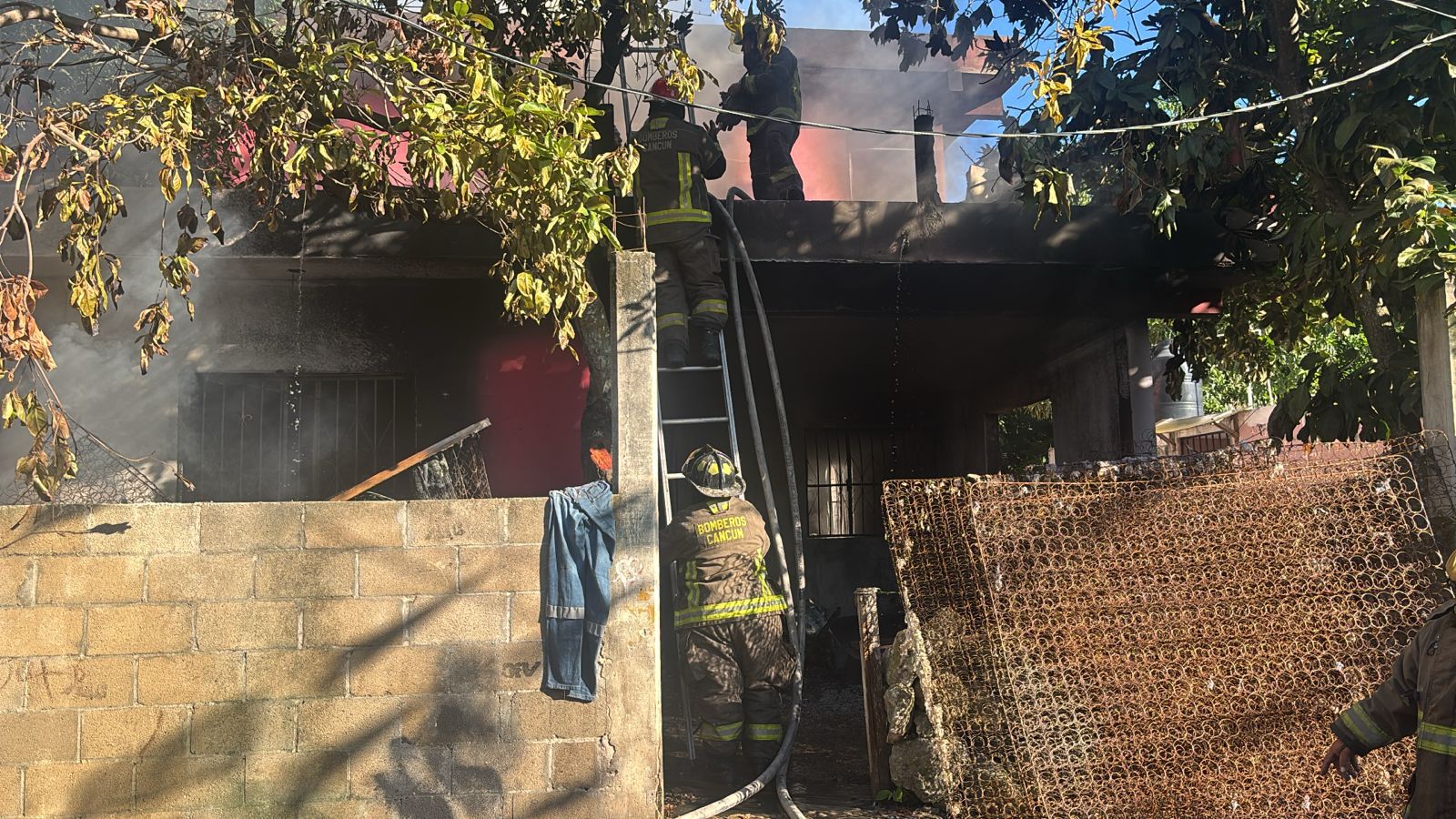 BOMBEROS DE CANCÚN SOFOCAN INCENDIO EN CASA HABITACIÓN EN LA COLONIA EL ...