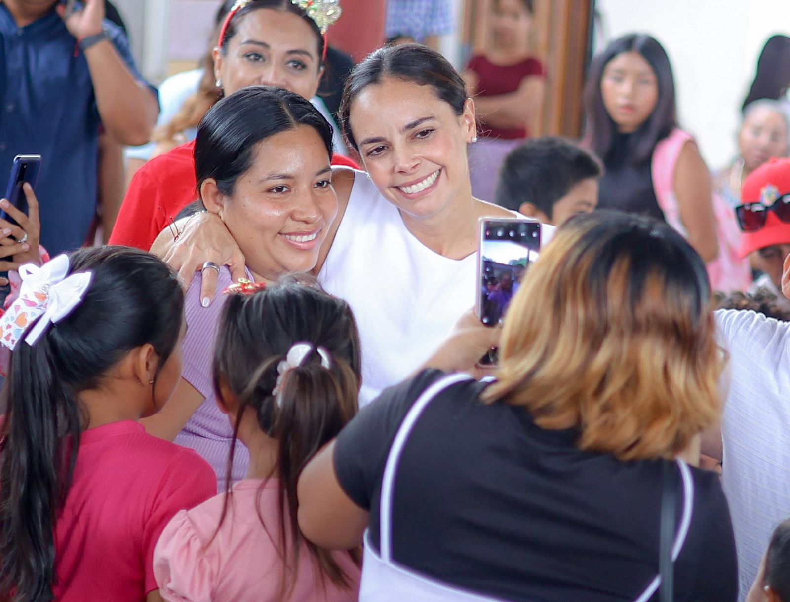 CELEBRA ANA PATY PERALTA LA NAVIDAD CON NIÑAS, NIÑOS, JÓVENES Y ADULTOS ...