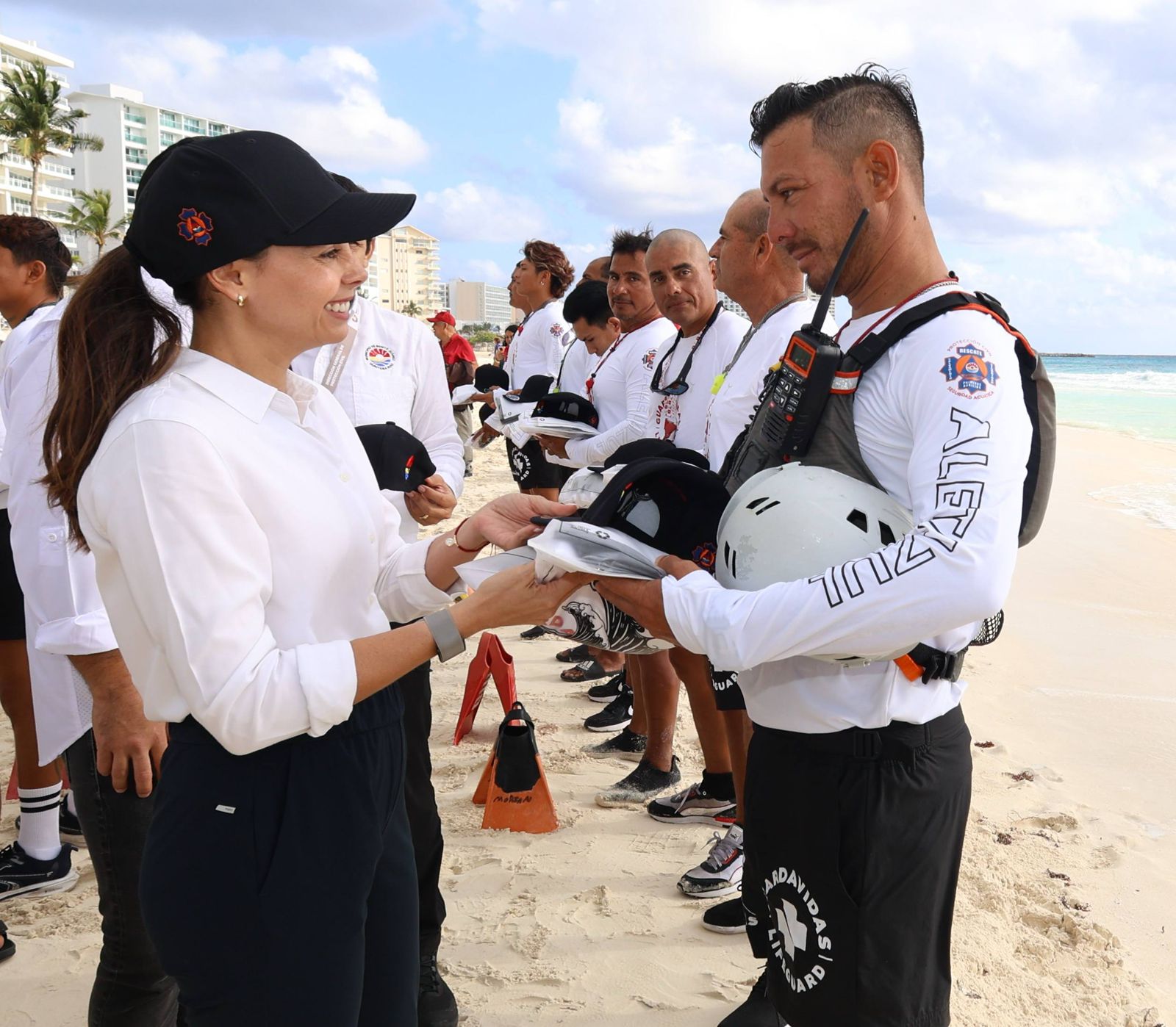 ENTREGA ANA PATY PERALTA UNIFORMES A GUARDAVIDAS DE CANCÚN