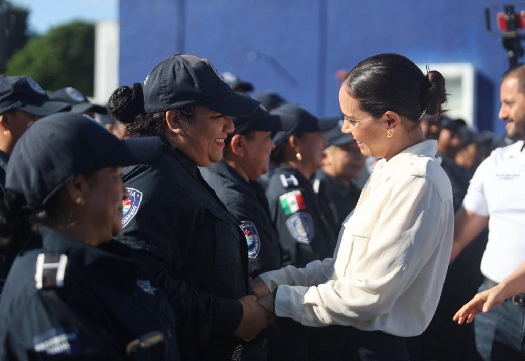 Ana Paty Peralta hablando con la policía municipal de Benito Juarez